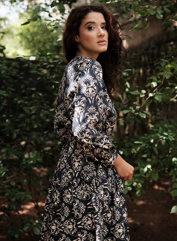 Style05-07_17159796-0d8a-4547-ab74-bec29a9784ad_575x.progressive Printed Neck Tie Long Sleeve Dress